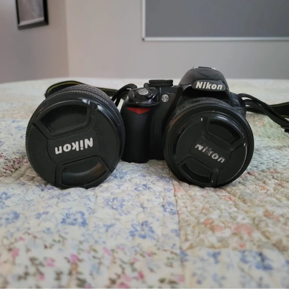 camera nikon d3100 with the objects 35mm and 70-300mm and they charger